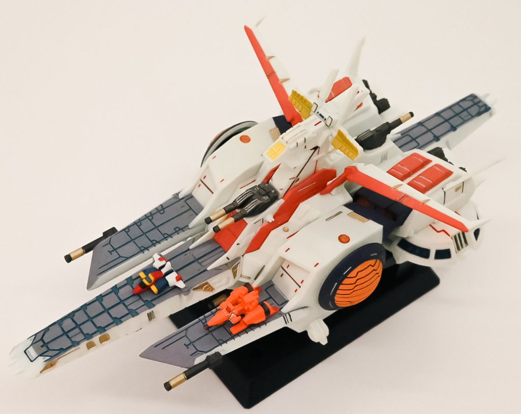 付属のコアファイターとメガライダーを添えて!コアファイターは白一色なので塗装しました。メガライダーは元々オレンジ一色なので部分塗装で。
