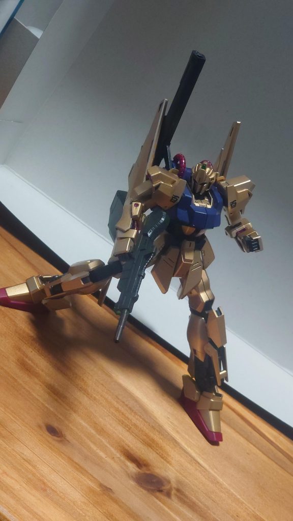 「百」のシール貼り忘れていましたので。赤い部分は塗料を買ってなかったので成形色です。スーパーリッチゴールド２だったかな？あと胸とかはティターンズブルーです。グレーはダーク系の持ってた部分塗装用を拝借。