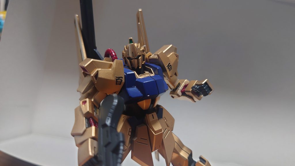 吹付け塗装は初めてでしたが楽しいですね。時が立つのを忘れて無心でやってました。新年早々新しいことをして、金色で、縁起もいい。メシやらバトオペ2を合間にやって休憩しつつ2日で作りました。組み立て中はまだ見ていなかった鉄血のオルフェンズを見ながら。理由もなく避けていたのに見ていたら全然面白くて、次はバルバトス買おうかな....。正月をガンダムづくしで満喫しました。作業中着ている服もユニクロの閃光のハサウェイのUT...。