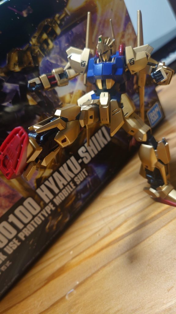 バトオペ2の百式は前に比べてかなり強くなりましたよね。エウティタやらバトオペやらゲームだとやたらキックしているイメージ。劇中もそうだっけ?劇場版のマークIIの回し蹴りのイメージのほうが印象が強い。 それにしても初めてづくしで色々試行錯誤でした。スジボリあんまりうまくできなかったり、サーフェイサーどれにしようかな～とか、ワニ口クリップ足りない!どうしよう!うわ、ダマになった!エアブラシ詰まった！分解洗浄してみるか....。エナメルの墨入れ楽しい！とか言ってたらサーベルのパーツ割れた。まーいい経験でした。それにしても普段塗装をキレイになさっている方々の労力に感服です。身を持って分かりました。もっと塗装技術上げたいけどまた長い休みもらえたときかなぁ。