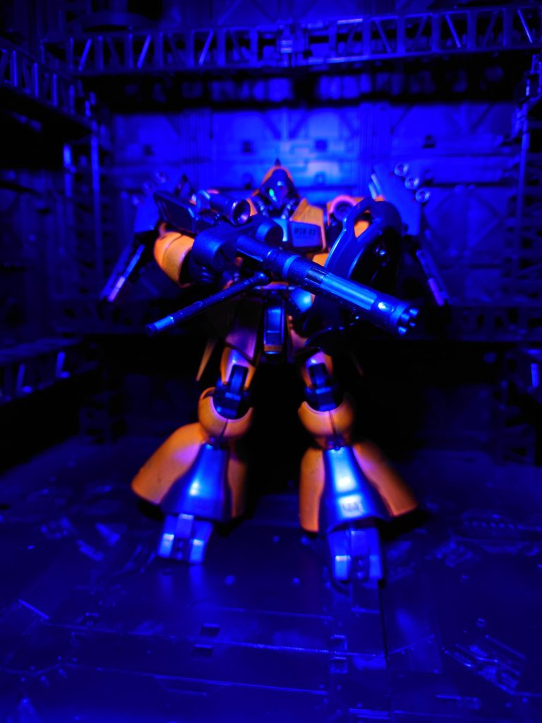 で、いつもの通り蛍光で塗装です。発色良くするためにクリアーレッドに蛍光の赤を混ぜたら全体的に蛍光になっちゃいました。