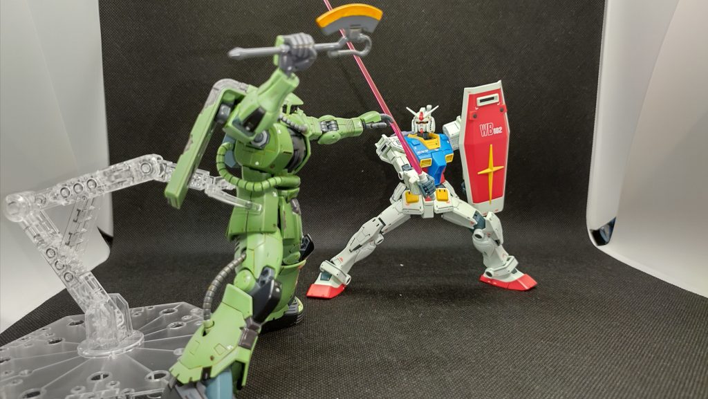 ポスタービジュアル再現を。「ガンダムよ、このザクを倒せるか」ってやつです。シールドの破損はご勘弁。