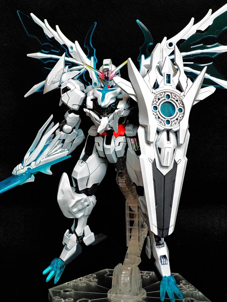 シャイングラスパードラゴンの頭部を使用しエクスキャリバーを表現刃の部分はクリアランナーをヘアアイロンで溶かし成型しましたまた本来SDの機体が騎乗する独特なデザインのパーツを盾の一部に組み込んでいます