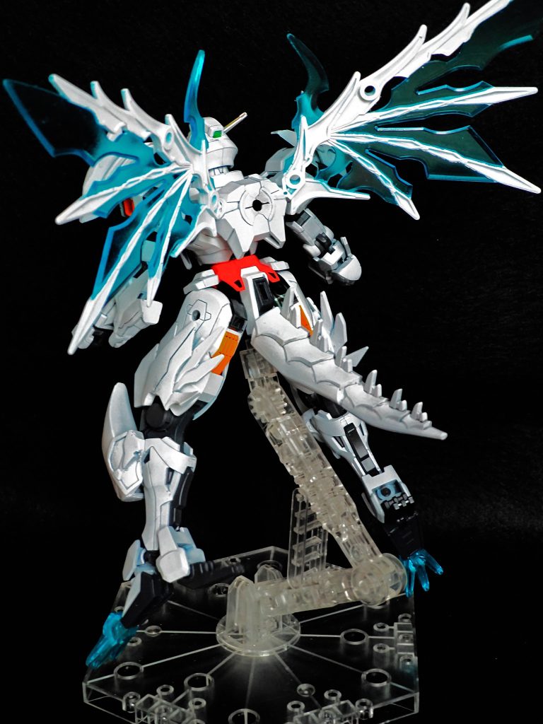 特徴的な羽と尻尾もついています