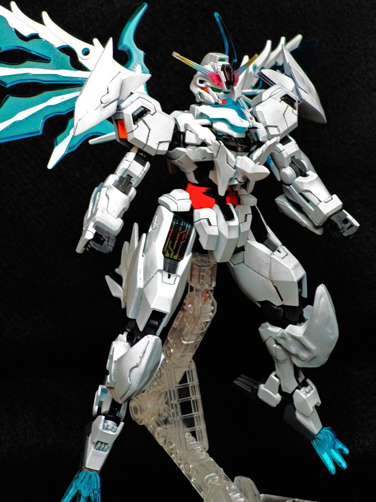 胸部・肩・腕・脚・ひざ・つま先部分にもドラゴンの要素をひざ部分に使用しているパーツは半面が肉抜きだったので、もう半面をバキュームフォームでコピーして貼り合わせています