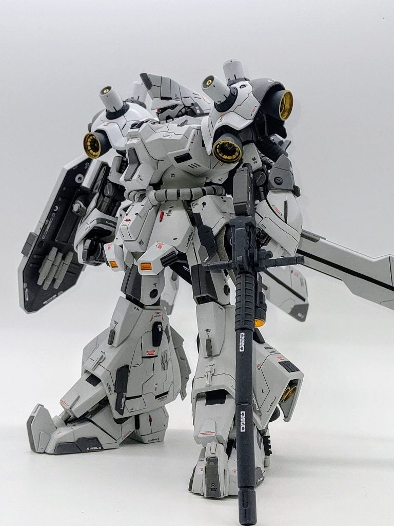 胴体と足部を延長、二の腕と動力パイプを幅増ししてプロポーションを変えてます。