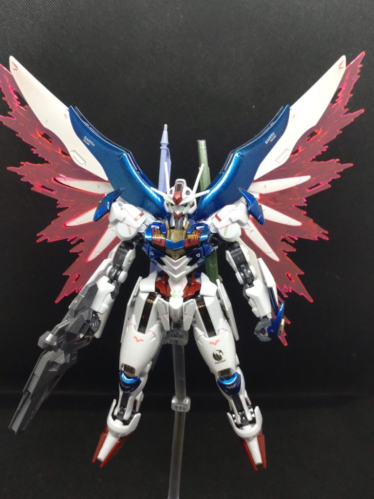 しかし翼を展開すると一気に派手に!!