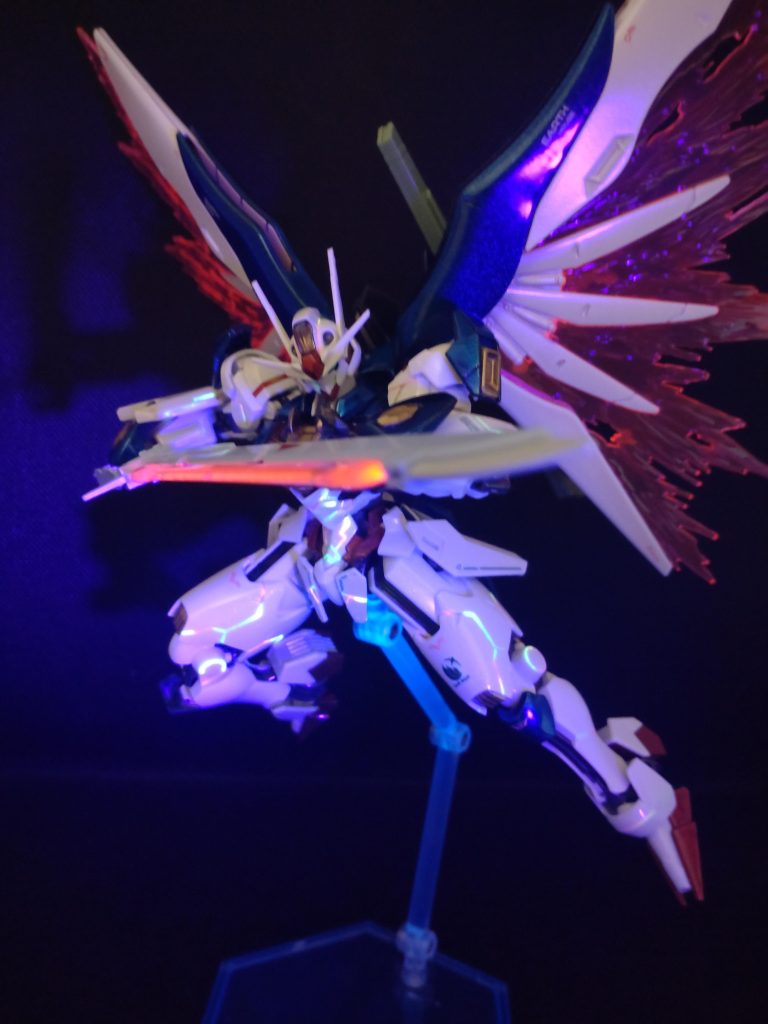 蛍光ペンでスミ入れしてみました。それなりにイケてると思ったんですが、塗料として弱すぎて触っているとどんどん剥がれていきます(笑)やはりちゃんとした蛍光塗料使わないとだめですね。ご視聴ありがとうございました。