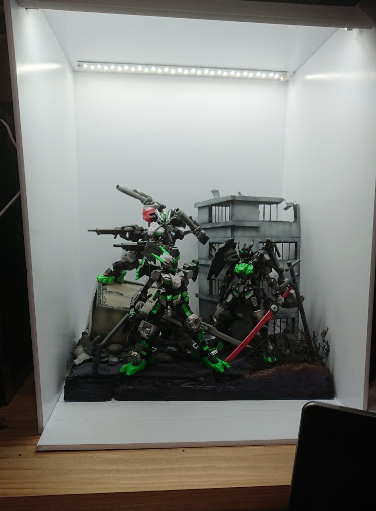 こんな感じ発泡ボードで組みました 以前までは、折り畳み式を使っていましたが歪んで嫌だったので固定し使っていたLEDを張っています