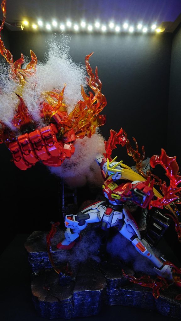 土台の岩は、発泡スチロールを重ねて削り制作しています材料は全て百均!ハンド腕はジャンクです