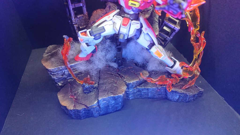 台座の岩切れ目からも炎が沸きそうな細かい塗装もしました