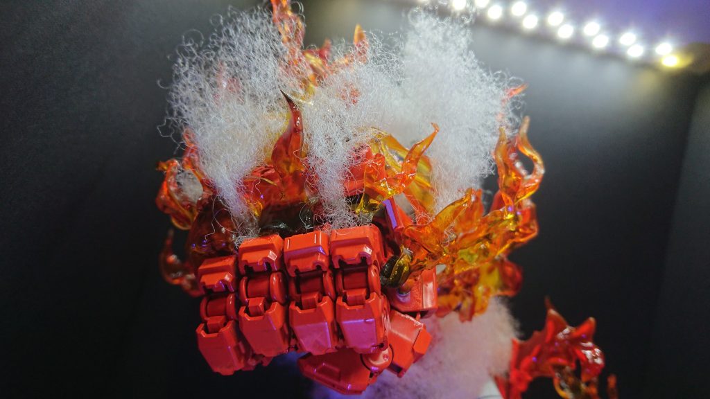 燃上がる炎拳が今回の一番力をいれたところ炎はプラ板溶かし塗装し煙などで迫力を表現