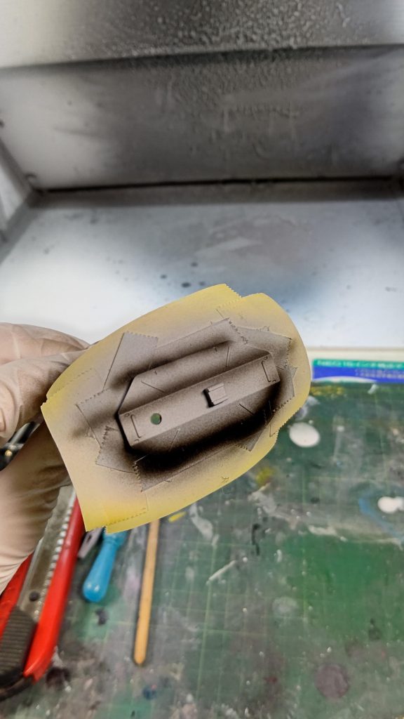 盾をはじめ各所シャドウを吹いて陰影をつけていたりします