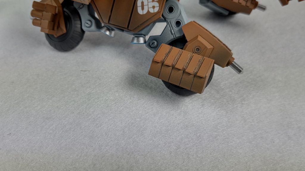 後輪サイドにはスクラッチした対人・対軽装甲用近接ランチャー＝Sマインを装備陸戦機なら対人もしっかりしていないとね