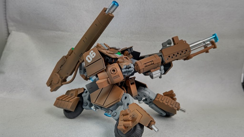 中東のゲリラで使用されている機体で彼らの最高戦力となる本機は横流しによって入手したジャンクのデミトレーナーをベースに地上でのゲリラ戦闘に特化させたもの下半身は二脚よりも地上走破・安定性に特化した４輪に変更、積載量が上がったため高い火力を誇る武装の複数搭載・追加装甲の装備が可能になった（脚は予算的に買えなかったという話も）MSとしての近接戦闘能力・機動力は低下しているものの戦術的にMS同士での近接戦闘は行わない・接近されたとしても全力で逃げの手を打つ為、大きな問題とはならないデミ・トレーナー由来のシンプルな構造ゆえの頑丈さと整備性により「トヨ〇のハイラ〇クス」並みに酷使され、そんな過酷な運用に耐え・応えるのであった・・・