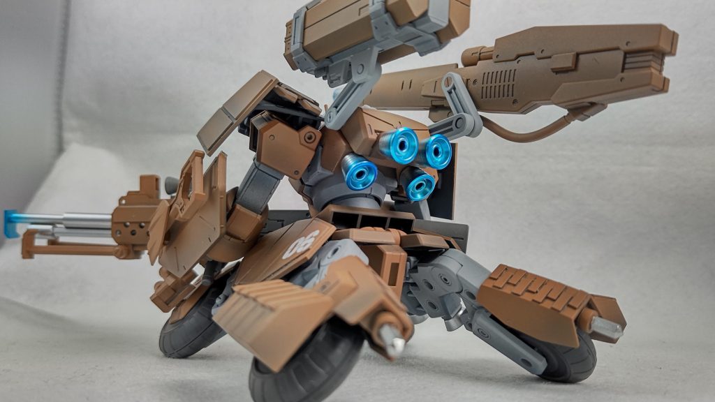 陸戦兵器らしいカラーリングに反してバーニアは目を引くように塗装しています