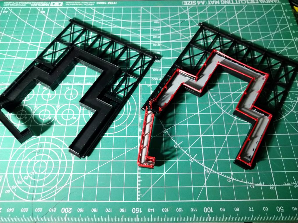 左が元のキットで、右が手すりを追加して床を塗った状態、