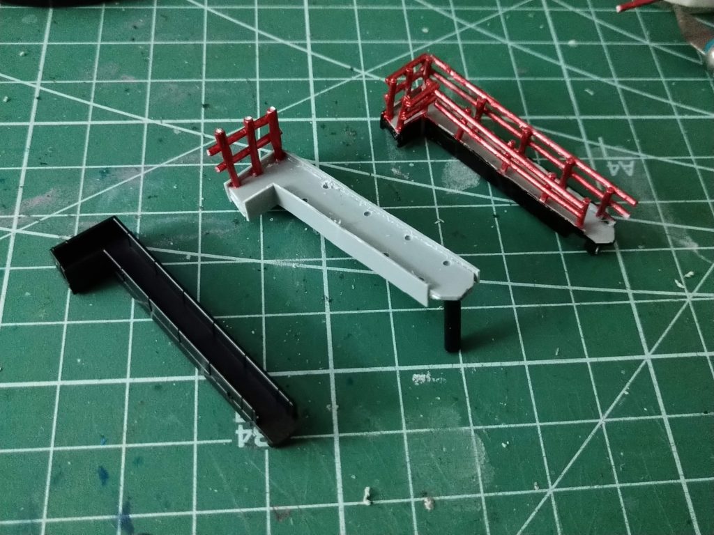 ドックは市販のものを使っていますが、稼働する歩道部分はフルスクラッチで作成。左が本来の歩道で、真ん中が作成中。一番右が塗装後です。