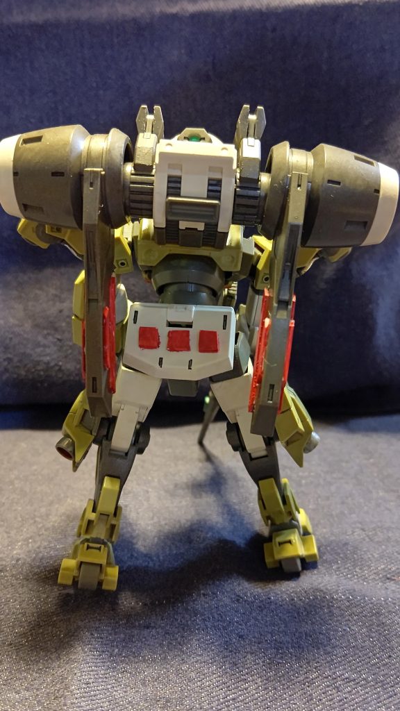 背面腰に赤を三枚ペタペタしたけど・・・雑ですね。