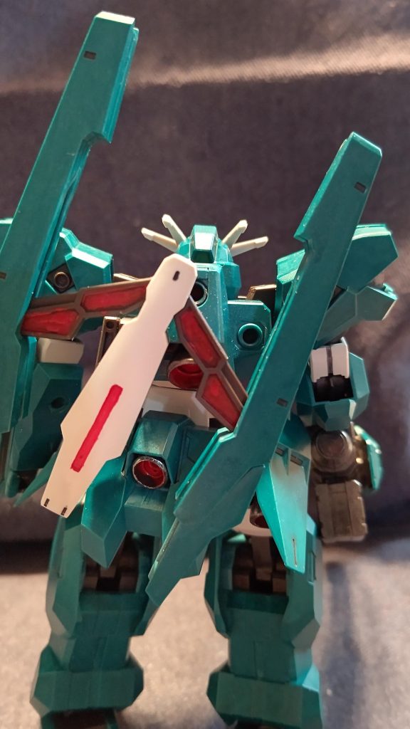 背面赤をはみ出さないように慎重に塗りました