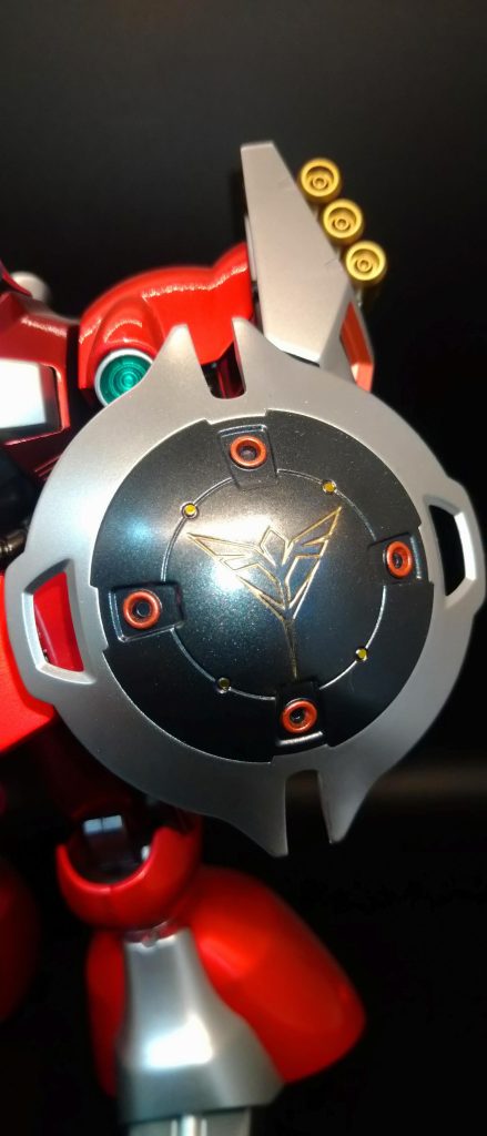 シールドのエンブレムはスミ入れで表現