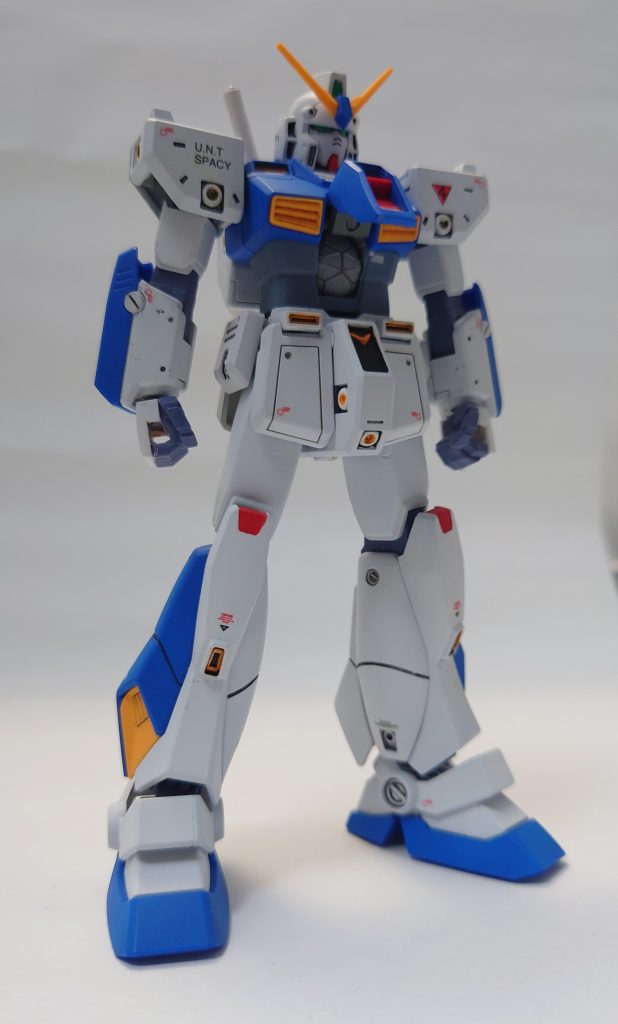 このキット、MG(今ではver1というべきか)の後発だったということもあり、色々とMGのデザインがフィードバックされています。コクピットもその一つで、普通に組むと完成後に見えなくなってしまうんですが、それではもったいないのでコクピットハッチを展開出来るようにしてみました。差し替えですけどね…。