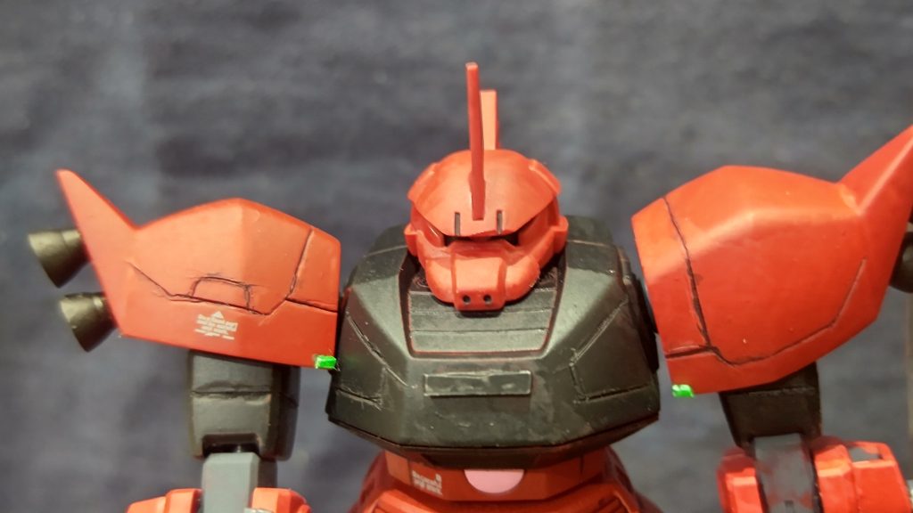 左右の肩でデザインが違います。まだまだ線がガタガタですね。肩のバーニアはジャンク品を張り付けました