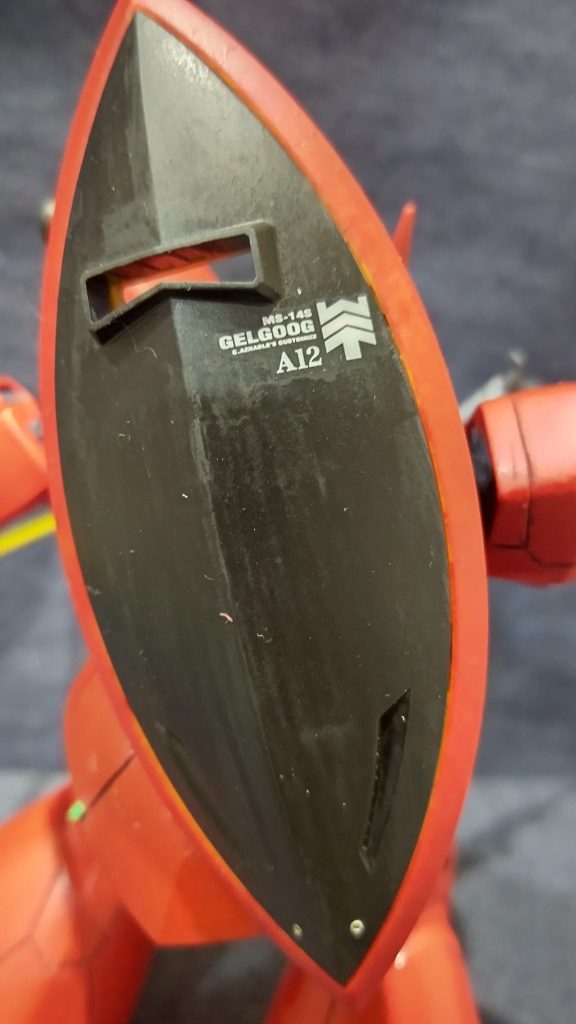 シールドのしたの方に100均ピンバイスで穴を空けて100均のつぶし玉を埋め込んでみた。ホコリが目立ちますね。