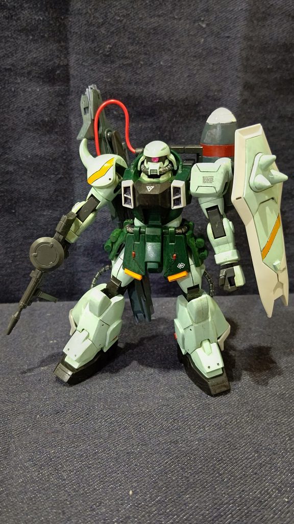 シールドと右肩に稲妻を意識してスジボリを施しイエローで塗り分けました