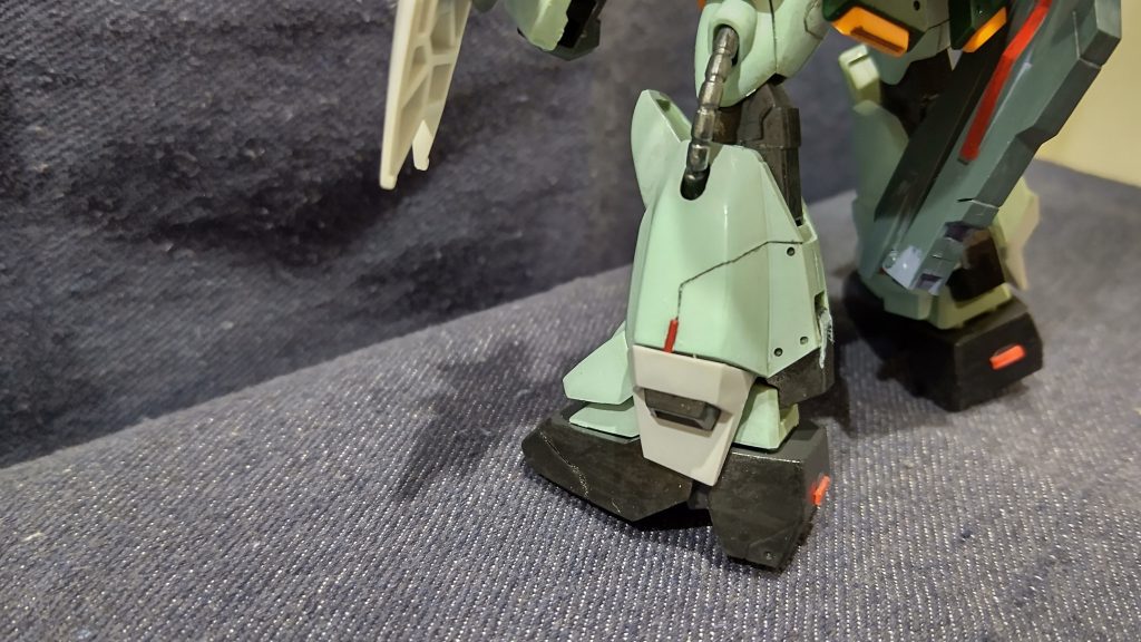 ふくらはぎなど各所にピンバイス加工。踵には赤く塗ったプラ板でワンポイント。いずれもやりすぎ注意ですね。ここまで見ていただきありがとうございました。     