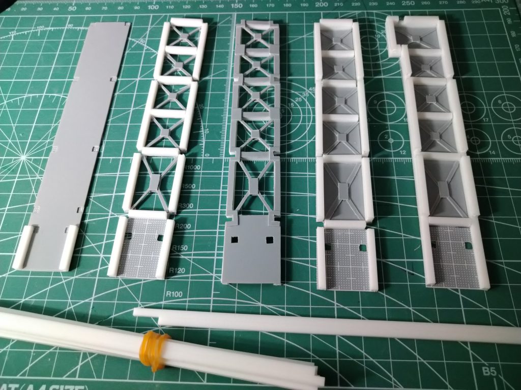 さて、見学棟はプラ板とプラ角棒で各フロアを作成。