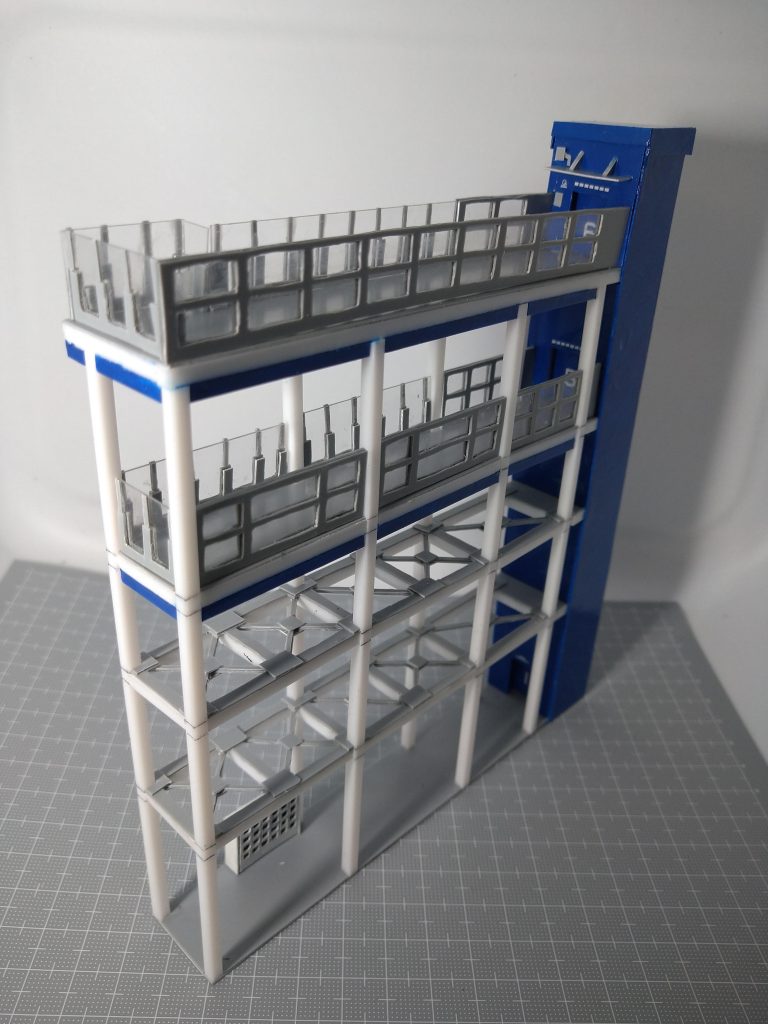 上層の柵もプラ板で作成。奥のエレベータもプラ板で作成。1階にはロッカーも作りました。