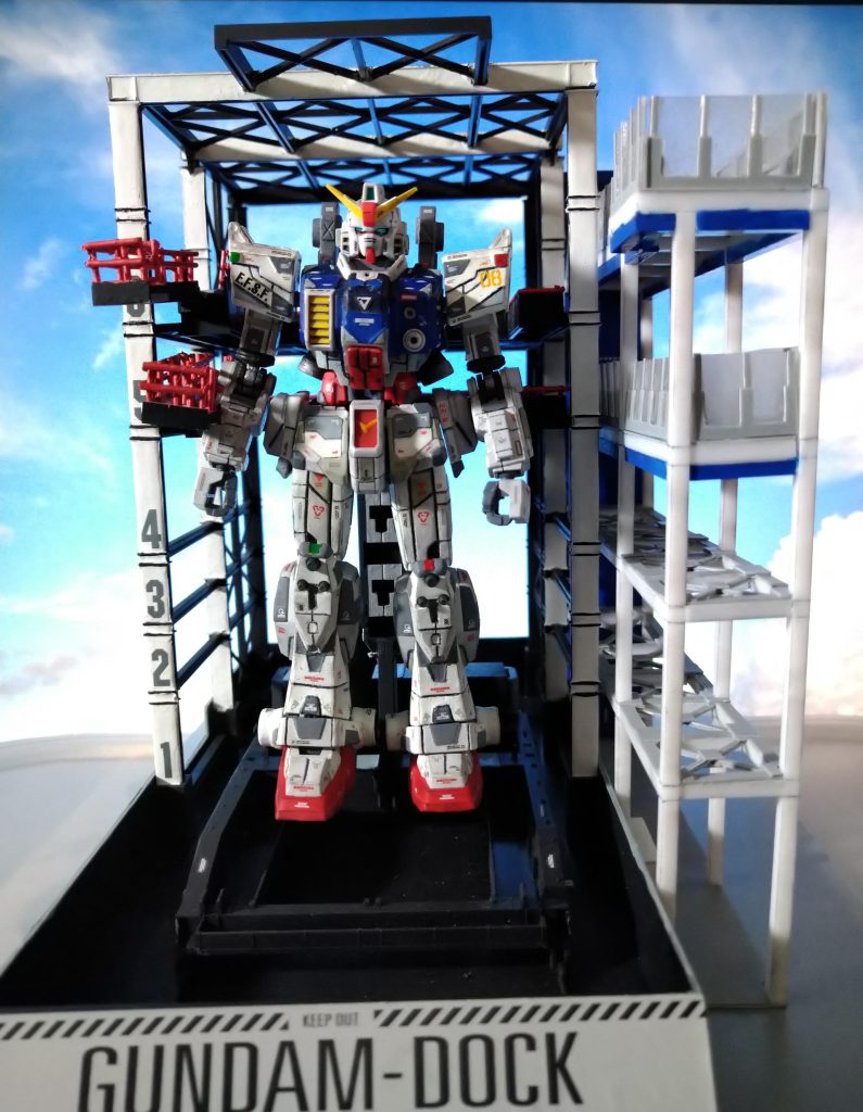 正面から見たところ。見学棟はよく見るとフロアが歪んでますね。(なのであんまり正面から撮りたくないですね)ドックは筆塗りに水転写デカールで階層を記載しました。鉄道模型用の人形など配置すれば良さそうですがお金かかるし、ということで今回はこのへんで。もう少し腕が上がればまわりの建物も充実させたいですが。今回は、ガンプラを始めた目的、念願のジオラマに着手しました。まだまだ荒いのですが全て自分で手掛けるのは良い経験でした。全部自分でやったのでクオリティも統一感がでていいですね。プラ板にも慣れてきたので、次も背景込みで手掛けてレベルアップしていきたいと思います。