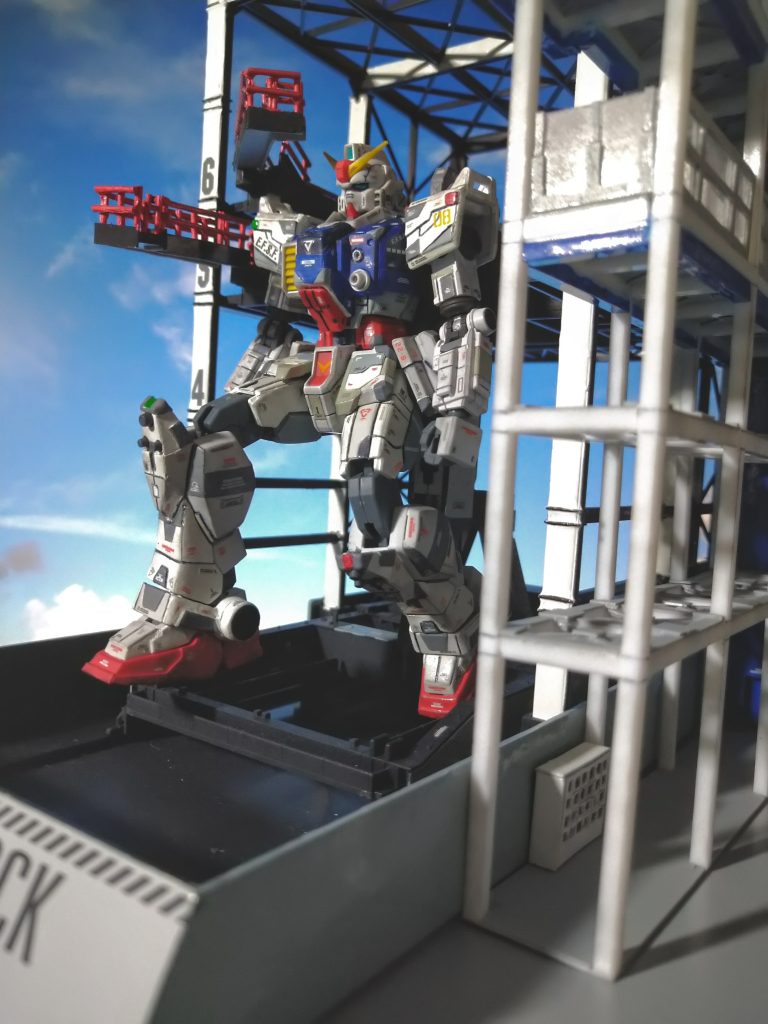 下方向から見上げるアングルで