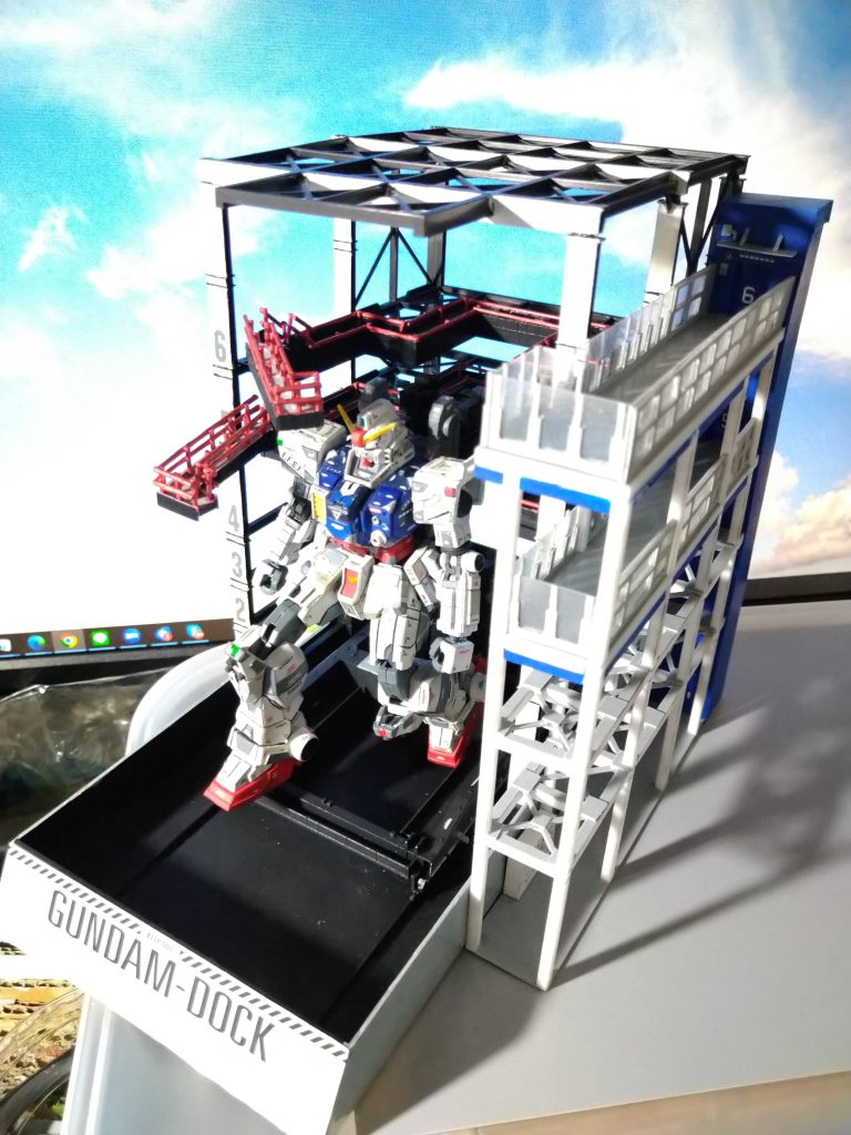 背景の青空はパソコンの画面。十分な広さの撮影ブースがないので最初の3枚はあのようなカット割りとなっています。