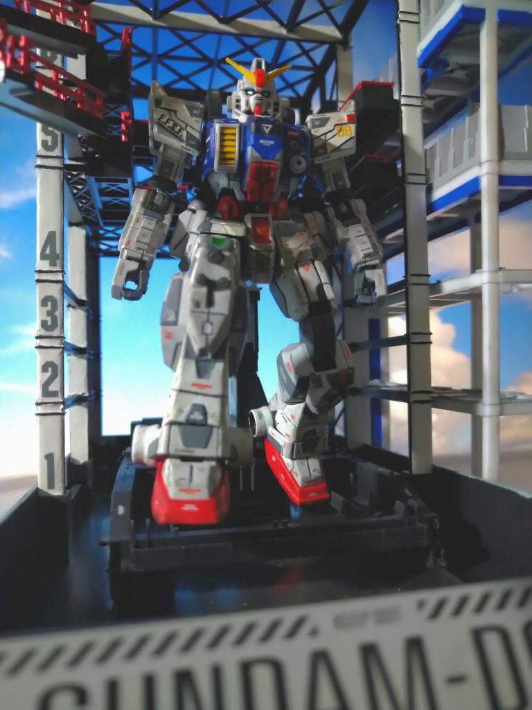 やや正面下から。