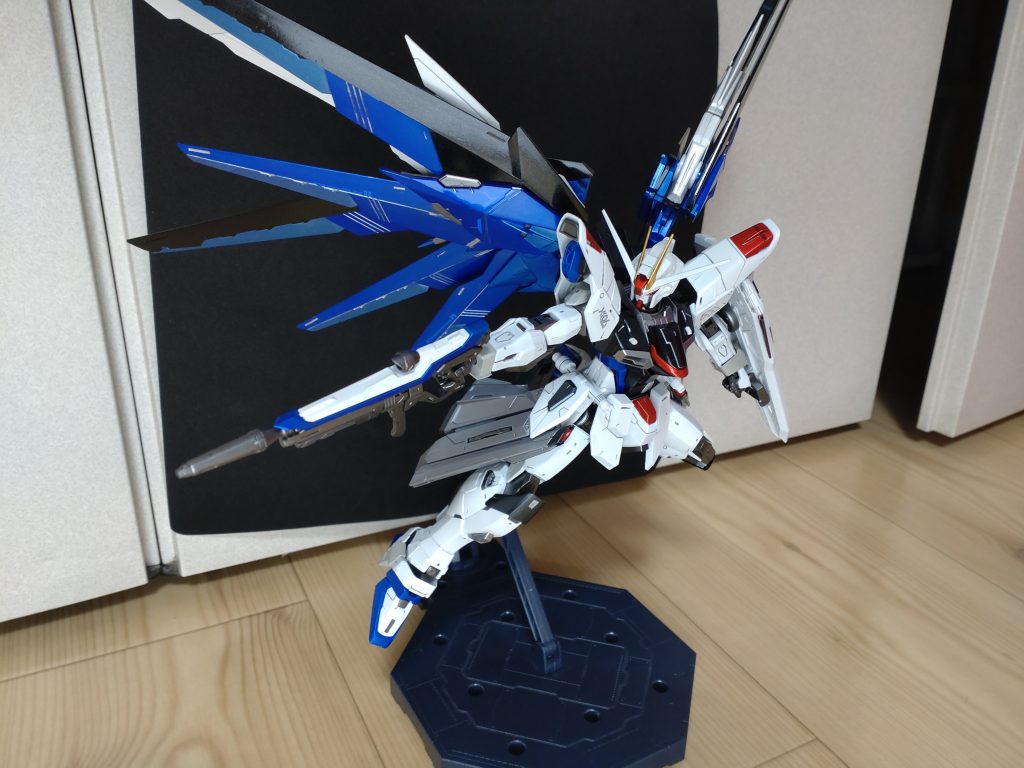 メイン画像。やはり、フリーダムはシード撃ちが映えますね。羽の一部はメタルビルドを参考にして、メタルブルーで塗り分けました。初めてのマスキング塗装でしたが、個人的には上手くいったと思います。