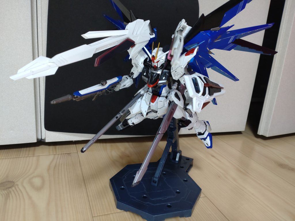 フルバースト。カッコイイのですが、置き場所クラッシャー。 