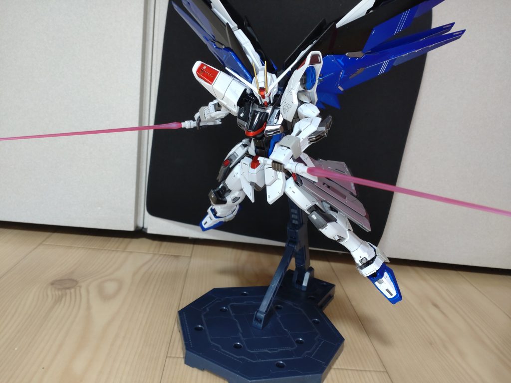 セイバーをバラバラにしたときのポーズ。個人的にはかなり印象的なシーンです。出来れば、ガンプラにもメタルビルドみたいな角度付のサーベル持ち手を付けて欲しい。最後にカラーガイドです。フレームはトップコート無しで、外装パーツはEXクリアでコートしました。白:グレーサフ→EXホワイト(一部はコールドホワイト)→プレミアムガラスパール→クリアホワイトグレー:グレーサフ→ニュートラルグレー2→サファイアブルー青:スカイブルーサフ→プライマリーメタリックブルー→ウルトラマリンブルー赤:黒サフ→スターブライトゴールド→クリアルージュ黒:黒サフ→ブルーブラック（2回塗り)→プレミアムガラスパールシルバー:黒サフ→フレームメタリック2フレーム:黒サフ→フレームメタリック1