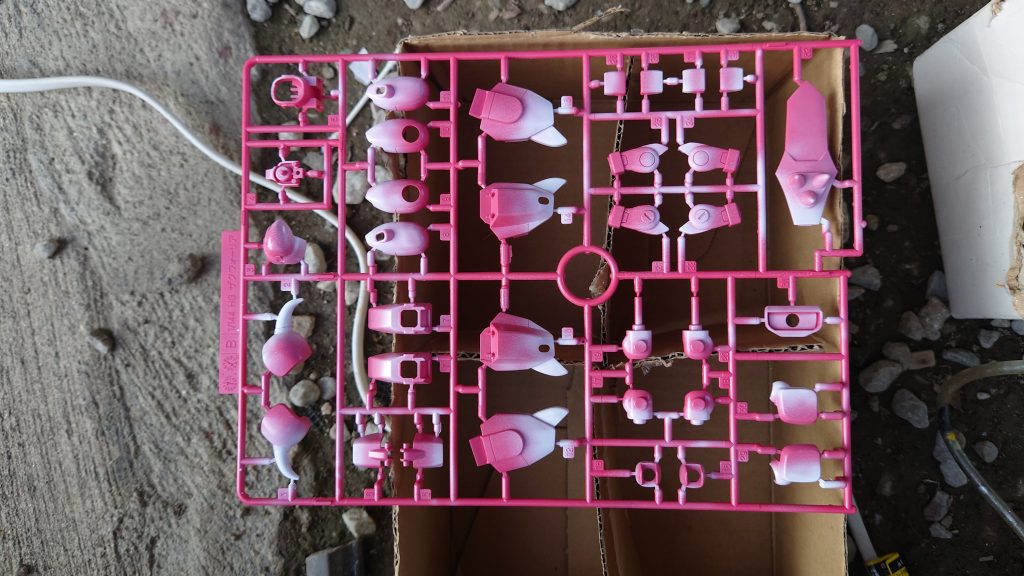 最初は別のピンクにしようと試行錯誤していたのですが、難しくて挫折orz結局、ホワイトでグラデーションもどきをしました。(下手くそなのでグラデーションになってない)