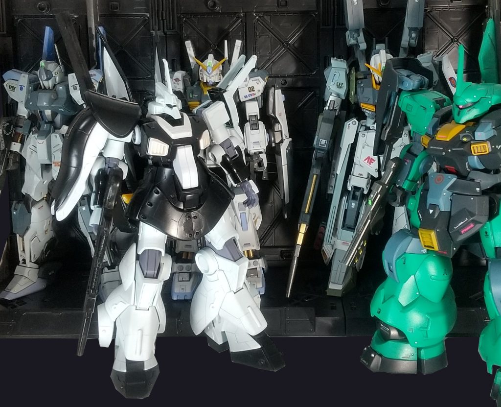 宇宙ではティターンズとの戦いも終え、ネオジオンとの戦いに突入。アムロは自機をパーソナルカラーに塗り替える許可がおりたが、相変わらずの冷遇で、正式な軍設備では無く、極東のMS工房での作業になりました。作業員A:あれれ、赤の塗料の在庫がないなぁ・・あずき色でいいか作業員B:それも足りないな・・・紫も使うか作業員A:なんか、これハーマーンカラーっぽくなったな、パール吹いてみるか作業員B:ネオジオンのエンブレムも付けてみよう。おっいい感じ😆