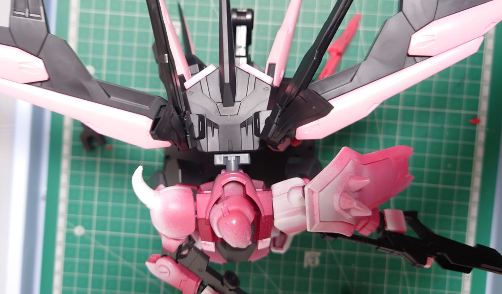 パワードアームズパワーダーに付いていた接続ジョイントを使用しましたが、隙間ありすぎて微妙、、、どっちつかずなのでザクウォーリアとバックパック両方をスタンドで支える羽目に、、、