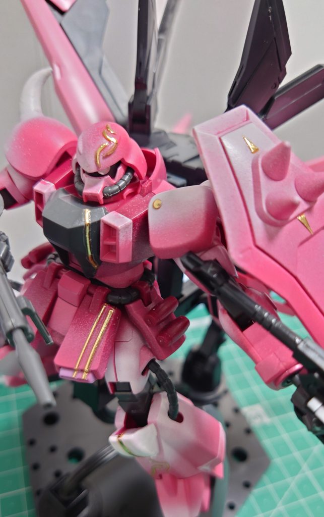 ラクスといえば、頭のカズノコ!なので、それっぽい模様を頭部に入れてみました。また、モノアイはちょっと厚さがあるネイルシールを使用したので、兜の内側とモノアイシールを貼る黒いパーツをそれぞれ1.5mmくらい削り込んでます。