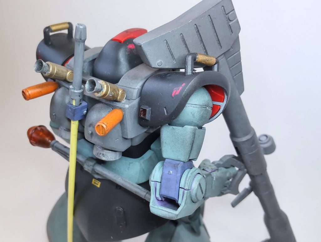 背部はミニプロペラント・タンクと補助バーニアがあります。タンクはこの機体が後の統合整備計画の機体(ツヴァイ)に繋がっているという設定で付けました。更に0080系には定番のシュツルムファウストをを腰部に装備で雰囲気を出してます。男子はみんなドムが大好きです(;゚∀゚)=3