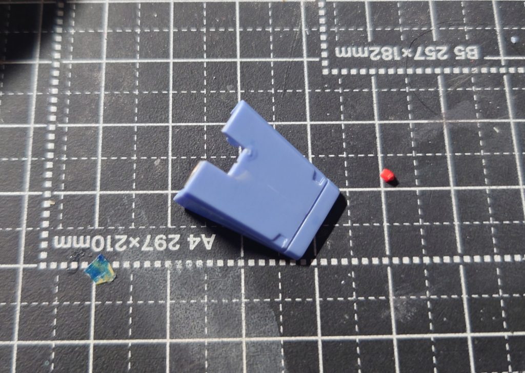 ソードの肩は合わせ目を消すため切断してネオジム磁石に固定する方式にしました。