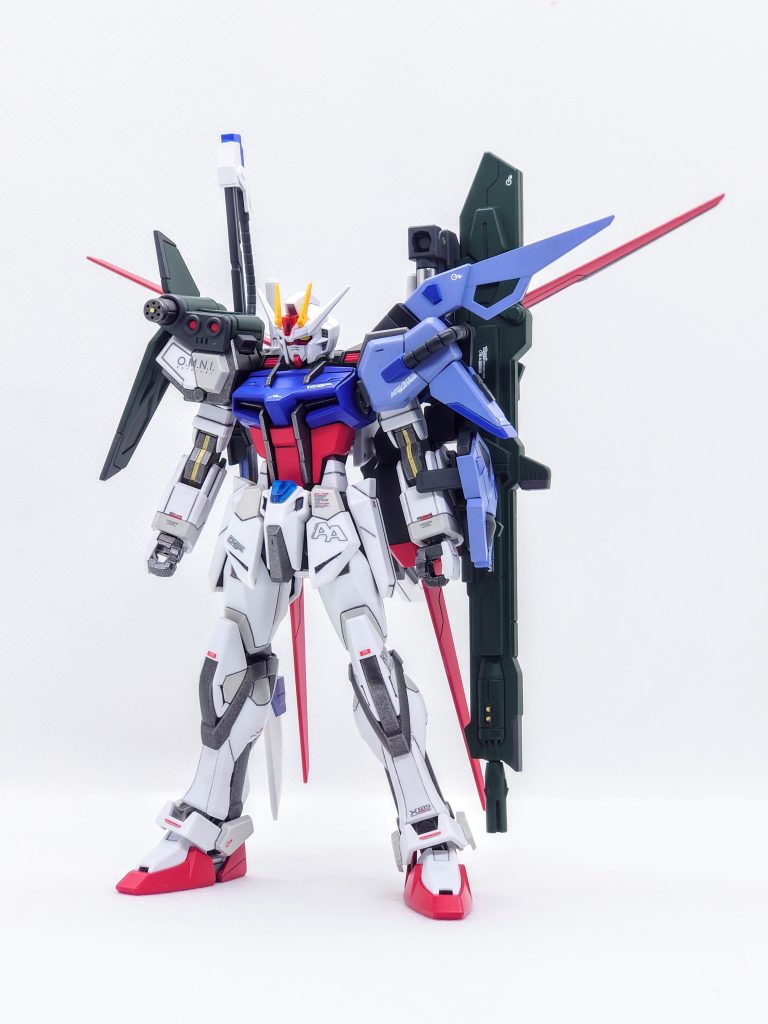 EGストライクをベースに、胴体・腰部・エールストライカーをHGCEから、マルチプルアサルトストライカー用のパーツをHGパーフェクトストライクから使用しました。プロポーション等は特にいじらず、スジボリで情報量を増やしました。額と腰部にはMGEXストライクフリーダムを参考にクリアパーツを使用しています。ストライク本体は内部に重石を入れてマルチプルアサルトストライカーを装備しても自立できるようにしました。