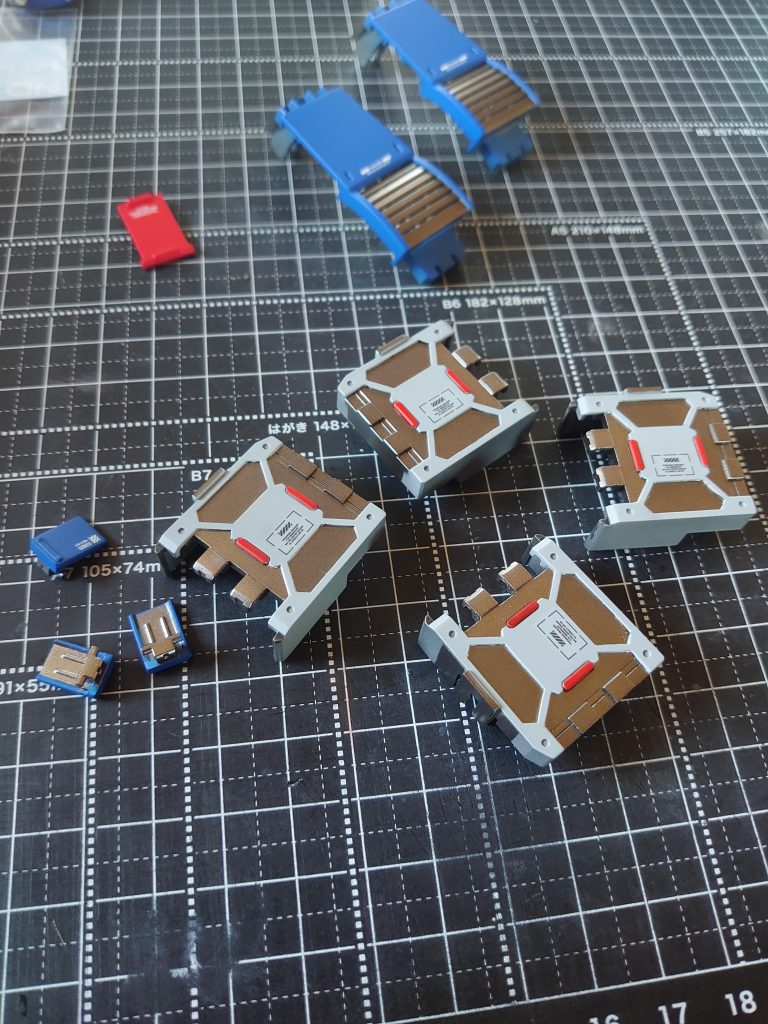 マスキングのレベルを上げたいということもあり筆塗りでの塗り分けを一切やらず全てエアブラシでの塗り分けにしています