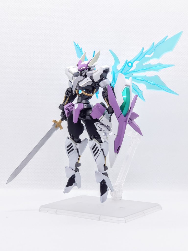 光の翼ドラゴンの翼をイメージした光の翼です。氷の結晶をイメージし、サファイアブルー、ターコイズグリーンの偏光カラーを重ねて塗装しています。