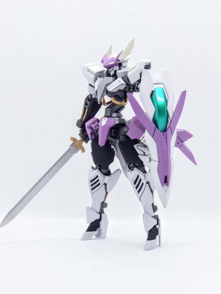 ジークルーネをベースにガデッサ等とミキシングしました。ボディは肩幅を5mmずつ短縮、腰回りは30MMアチェルビーを使用して女性的なフォルムになるようにスタイル改修しました。ホワイトは衣装の甲冑に当たる部分はパール塗装で塗り分けています。