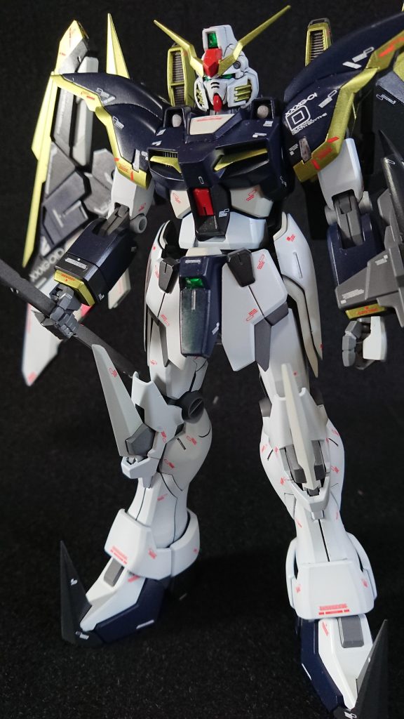 中目ヤスリでバンダイエッジを修正しています。